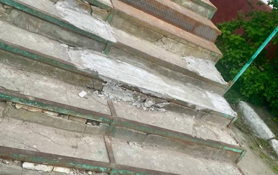 В Курске на Маяковского отремонтировали лестницу у подъезда
