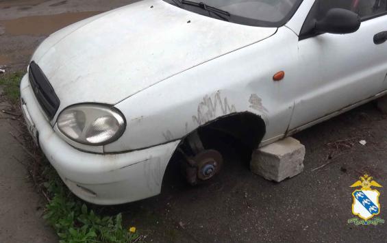 В Курске мужчина ночью снял колёса с чужого авто